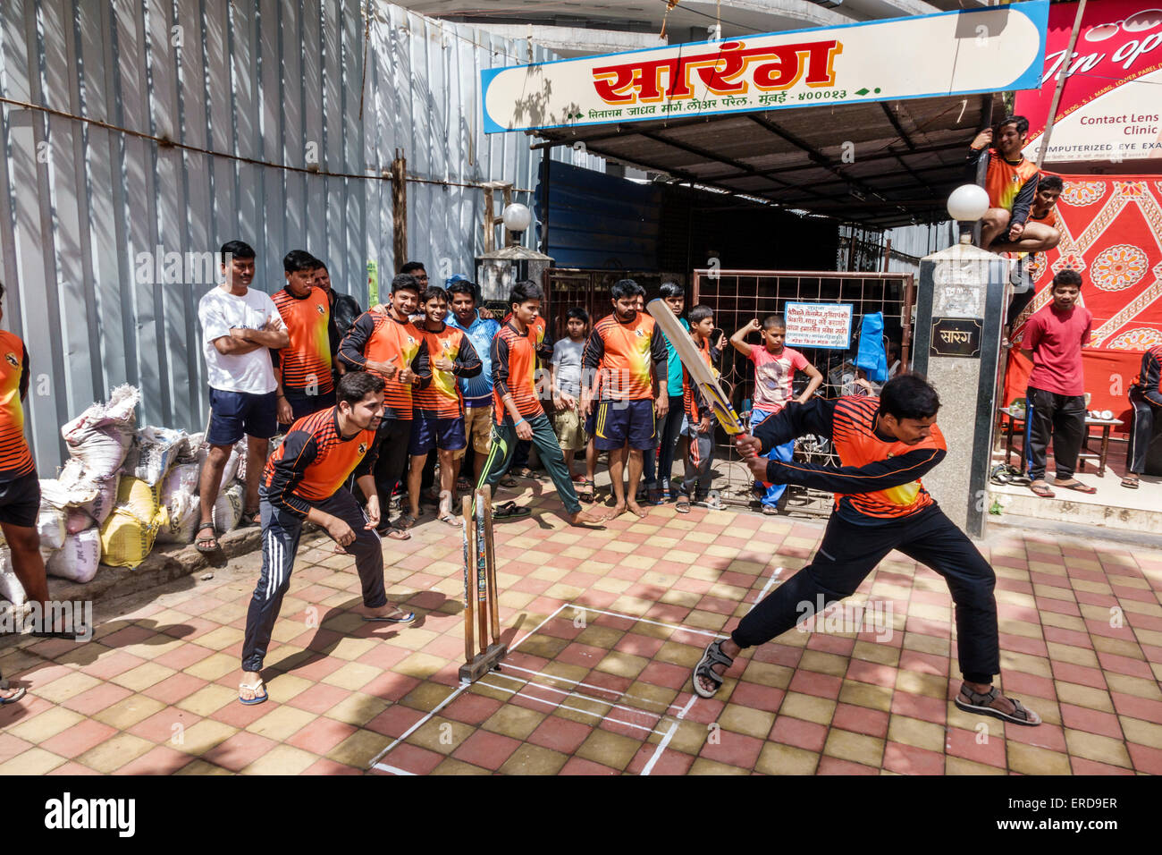 Mumbai India,Lower Parel,Dhuru Wadi,Sitaram Jadhav Marg,strada,gioco di cricket,pipistrello di carità,giocatore,uomo uomo maschio,India150301063 Foto Stock