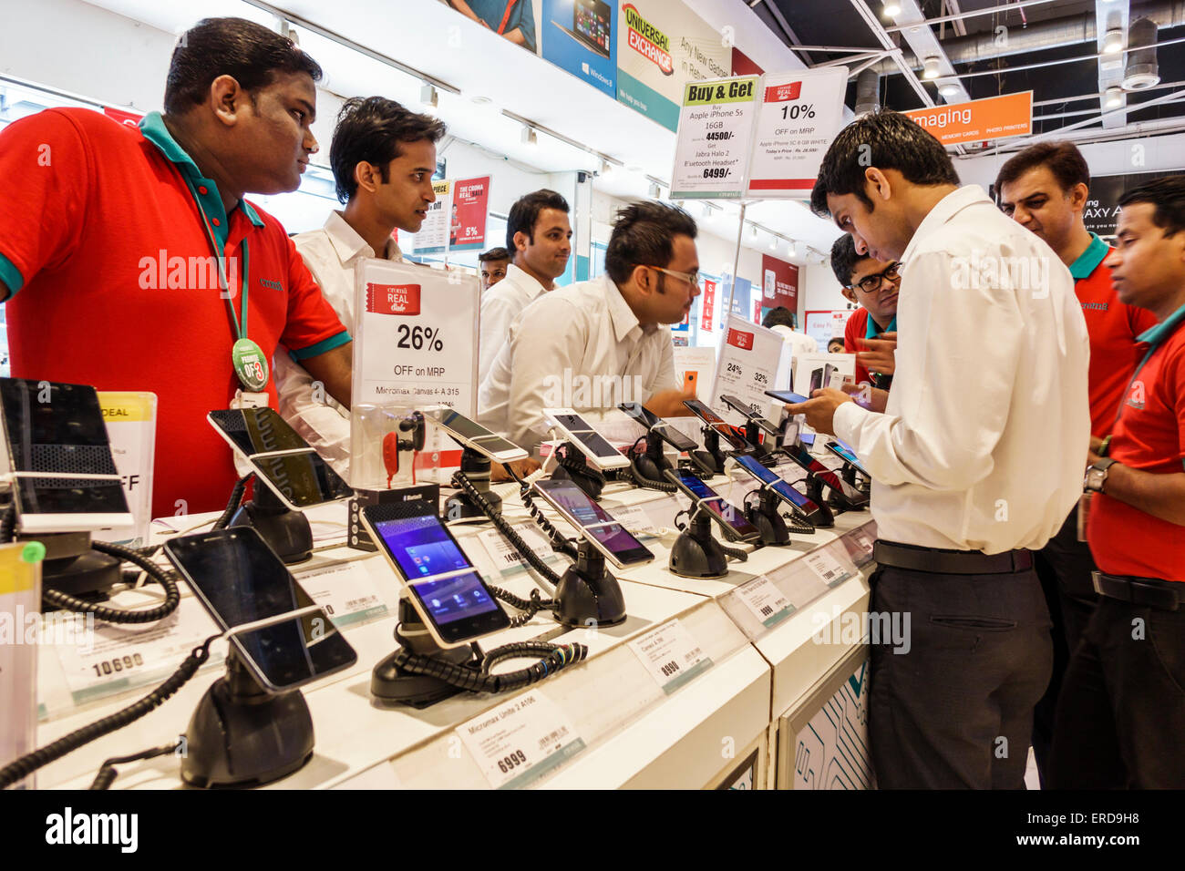 Mumbai India, Lower Parel, High Street Phoenix, centro commerciale, interno, shopping shopper acquirenti negozio negozi mercato mercati di mercato di acquisto di vendita, retai Foto Stock