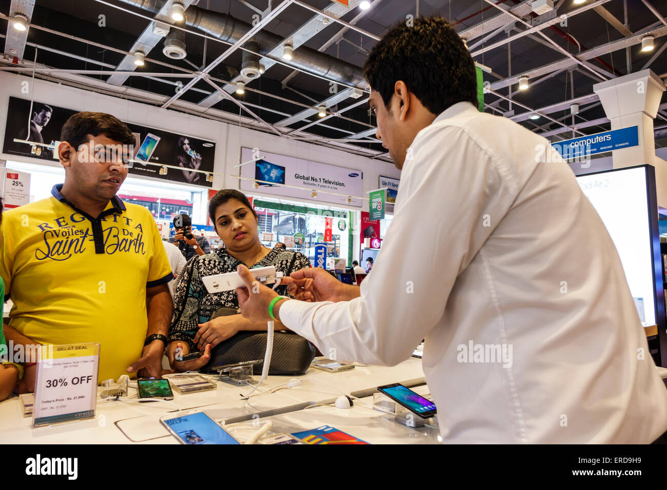 Mumbai India, Lower Parel, High Street Phoenix, centro commerciale, interno, shopping shopper acquirenti negozio negozi mercati di mercato di acquisto vendere, negozio al dettaglio stor Foto Stock