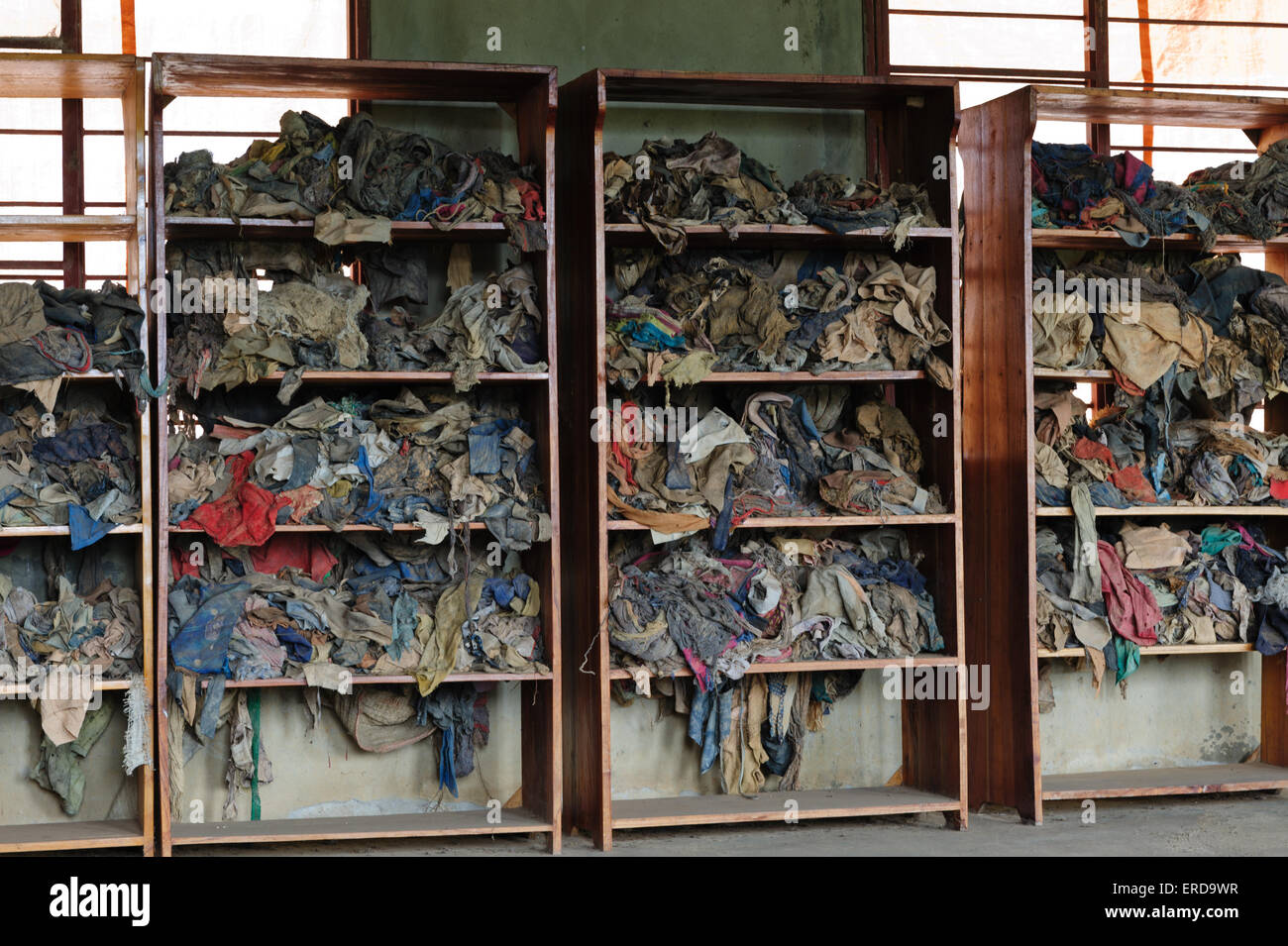 Il Murambi Scuola Tecnica, ora noto come il genocidio Murambi Memorial Centre, Ruanda. Rack pieno di vestiti delle vittime Foto Stock