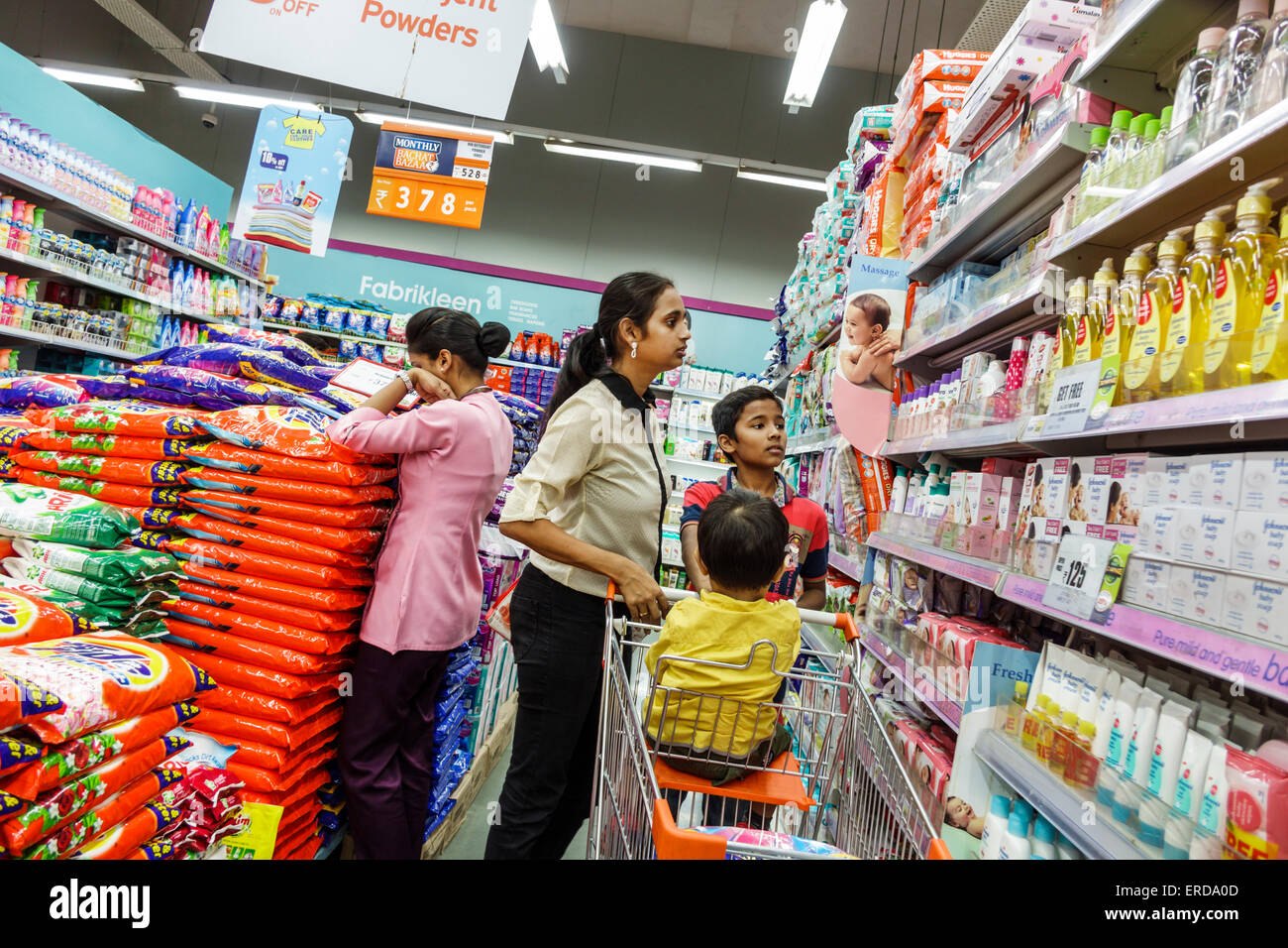 Mumbai India, Lower Parel, High Street Phoenix, centro commerciale, interno, shopping shopper acquirenti negozio negozi mercato mercati di mercato di acquisto di vendita, retai Foto Stock
