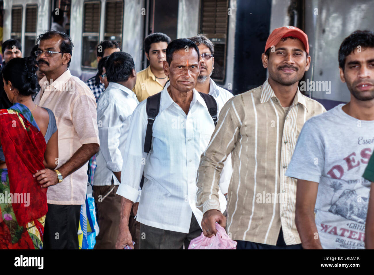 Mumbai India,Indian Asian,Mahalaxmi Railway Station,Western Line,treno,trasporto pubblico,riders,passeggeri passeggeri riders,piattaforma,adulti a Foto Stock