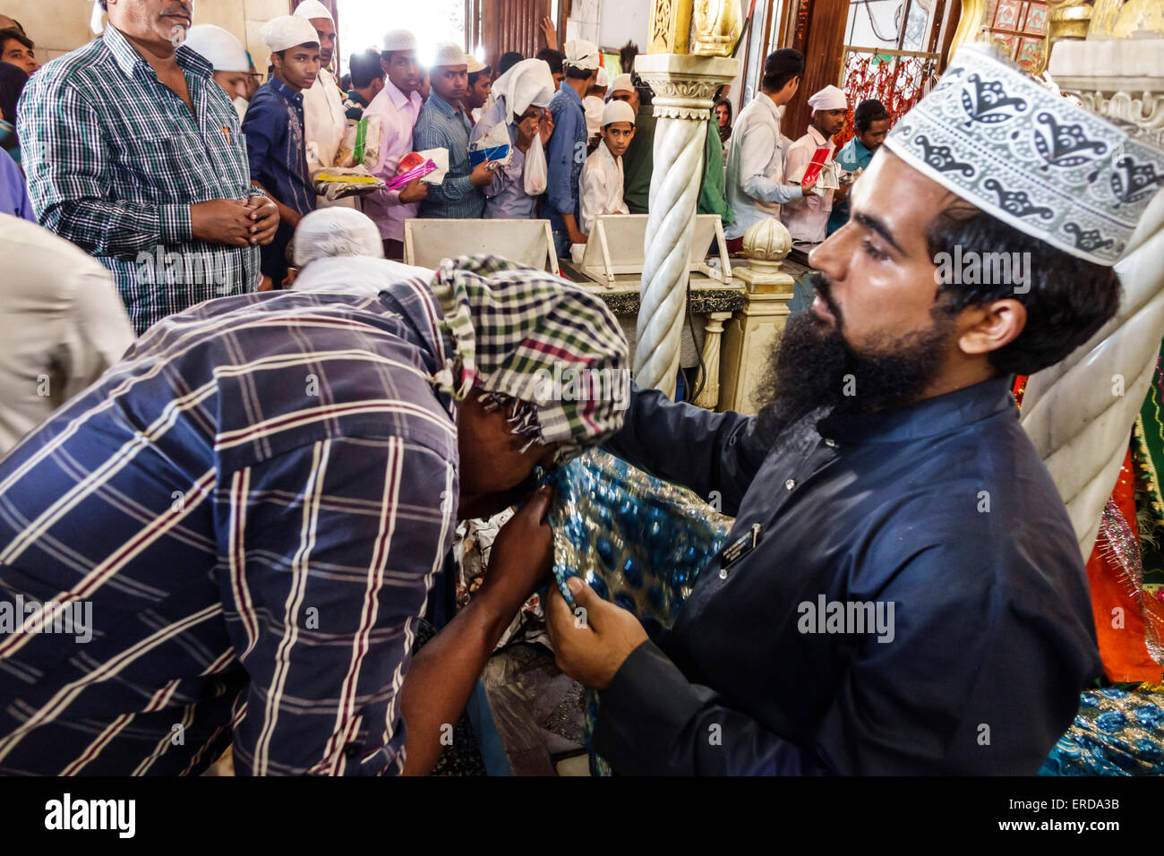 Mumbai India,Worli,Haji Ali Dargah,moschea,architettura indoislamica,Sayyed Peer Haji Ali Shah tomba Bukhari,stanza di preghiera separata,uomo maschio,uomo, ta Foto Stock