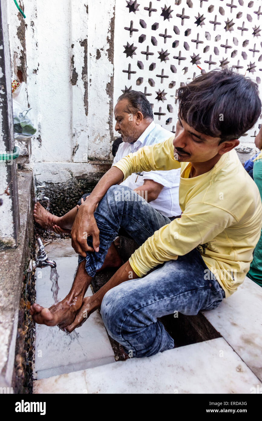 Mumbai India, Worli, Haji Ali Dargah, moschea, architettura indoislamica, Sayyed Peer Haji Ali Shah Bukhari tomba, musulmano, wudu, ablazione parziale, lavando piedi, i Foto Stock