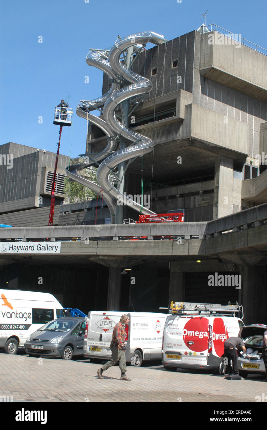 Londra, UK, 27 maggio 2015, Carsten Holler porta il suo enorme scorre a spirale di ritorno a Londra questa estate come parte di una mostra presso la Hayward Gallery.L'artista belga installato per la prima volta cinque diapositive nella Tate Modern di Turbine Hall nel 2006, dove essi si sono dimostrati popolare con il pubblico. Ora egli è aggiungendoli all'esterno della galleria sul London South Bank come un mezzo di uscita il suo spettacolo estivo. Foto Stock