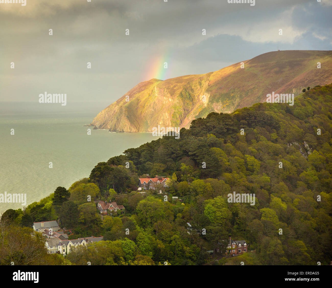 Rainbow su Countisbury Testa e Lynmouth Dopo forti piogge sulla North Devon Coast Foto Stock