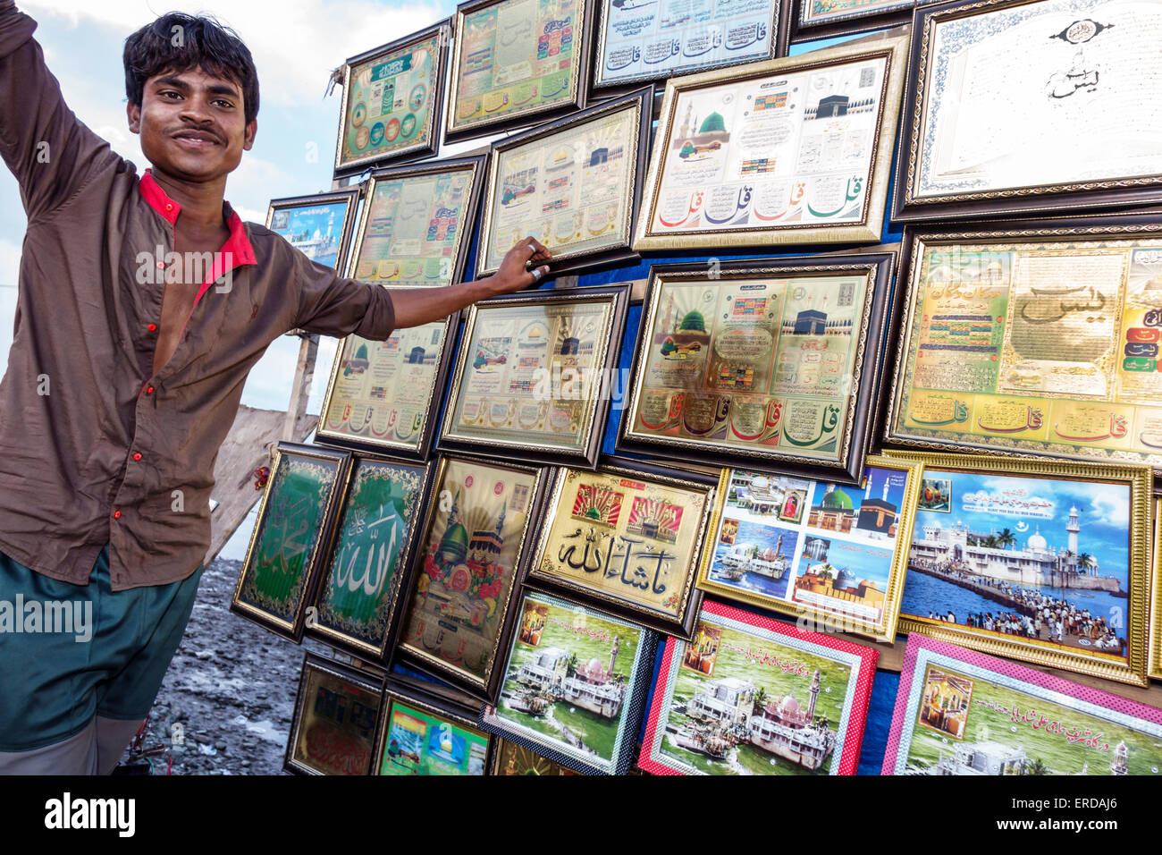 Mumbai India,Worli,Haji Ali Dargah,moschea,tomba,strada rialzata,stampe,Hindi,Marathi,souvenir,mostra vendita uomo uomini maschio,venditore bancarelle stand mar Foto Stock