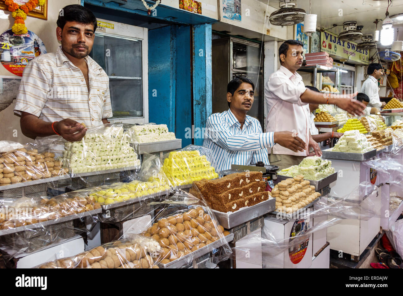 Mumbai India, BREACH Candy, Cumballa Hill, Mahalakshmi Temple Lane, venditori bancarelle bancarelle mercato stand, caramelle, dolci, uomo uomini maschio, concorrenza Foto Stock