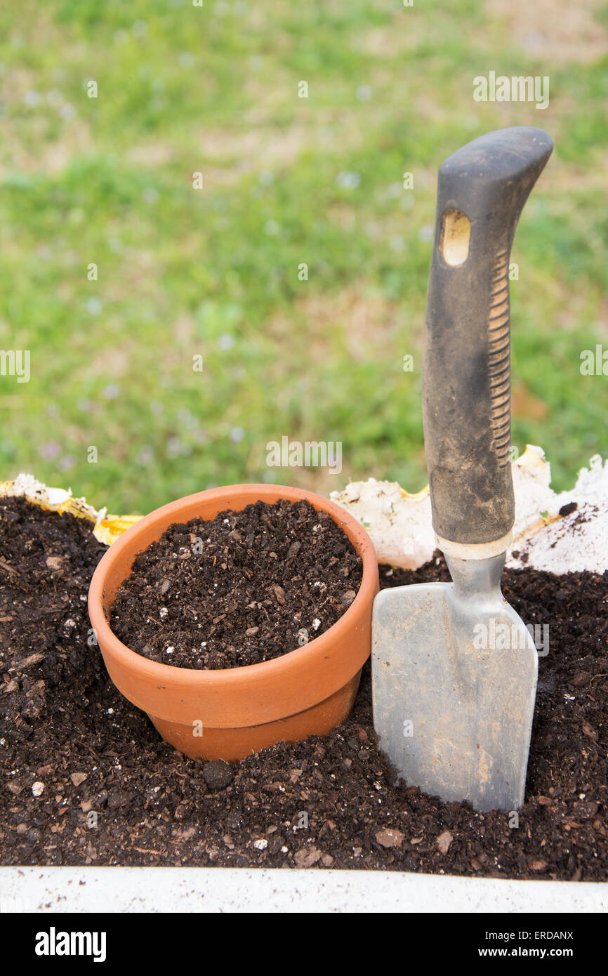 Vaso di Ceramica e una spatola in un sacchetto di terriccio, concetto di inizio di giardinaggio e la stagione della semina Foto Stock