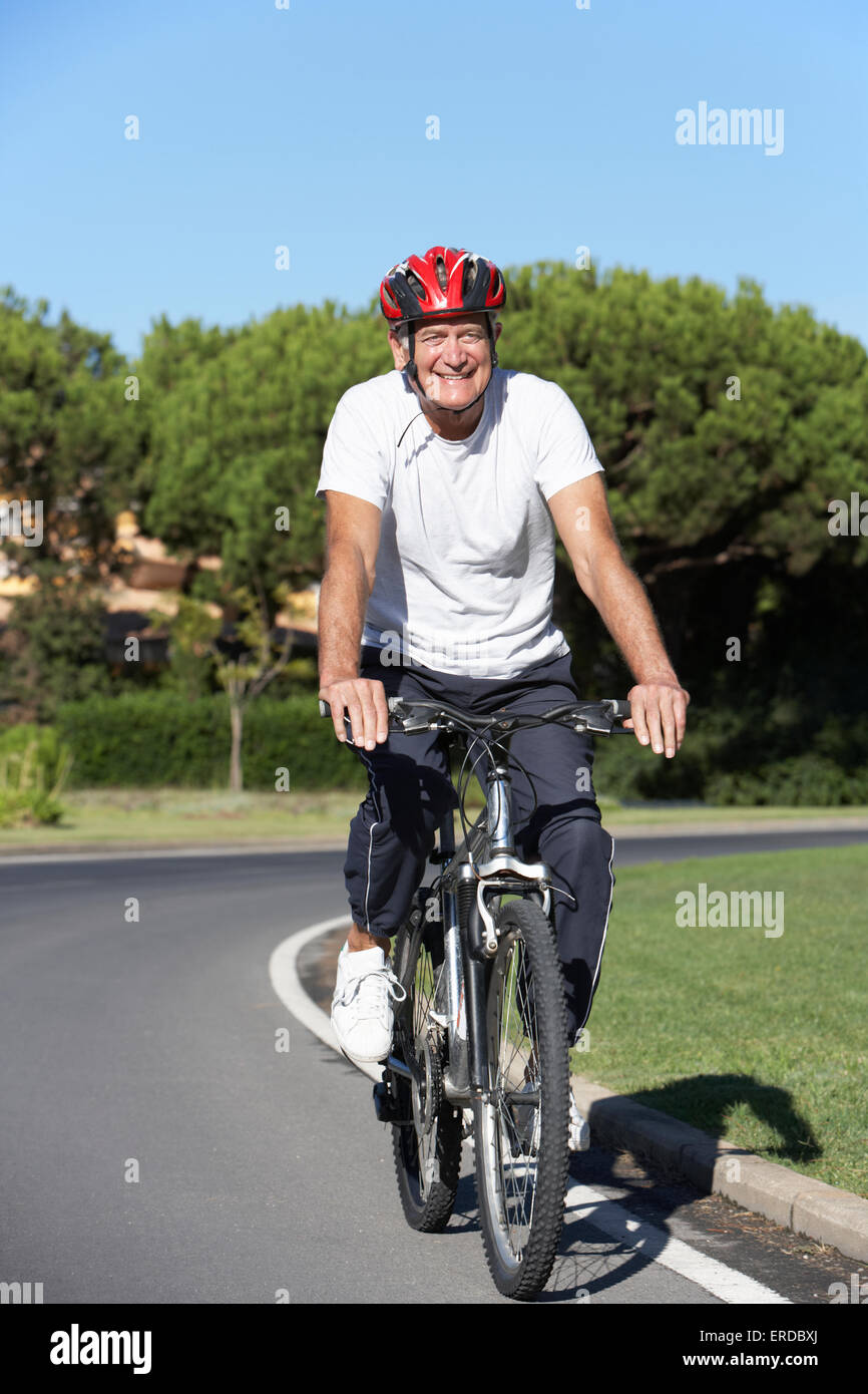 Senior uomo sul tragitto in bicicletta Foto Stock