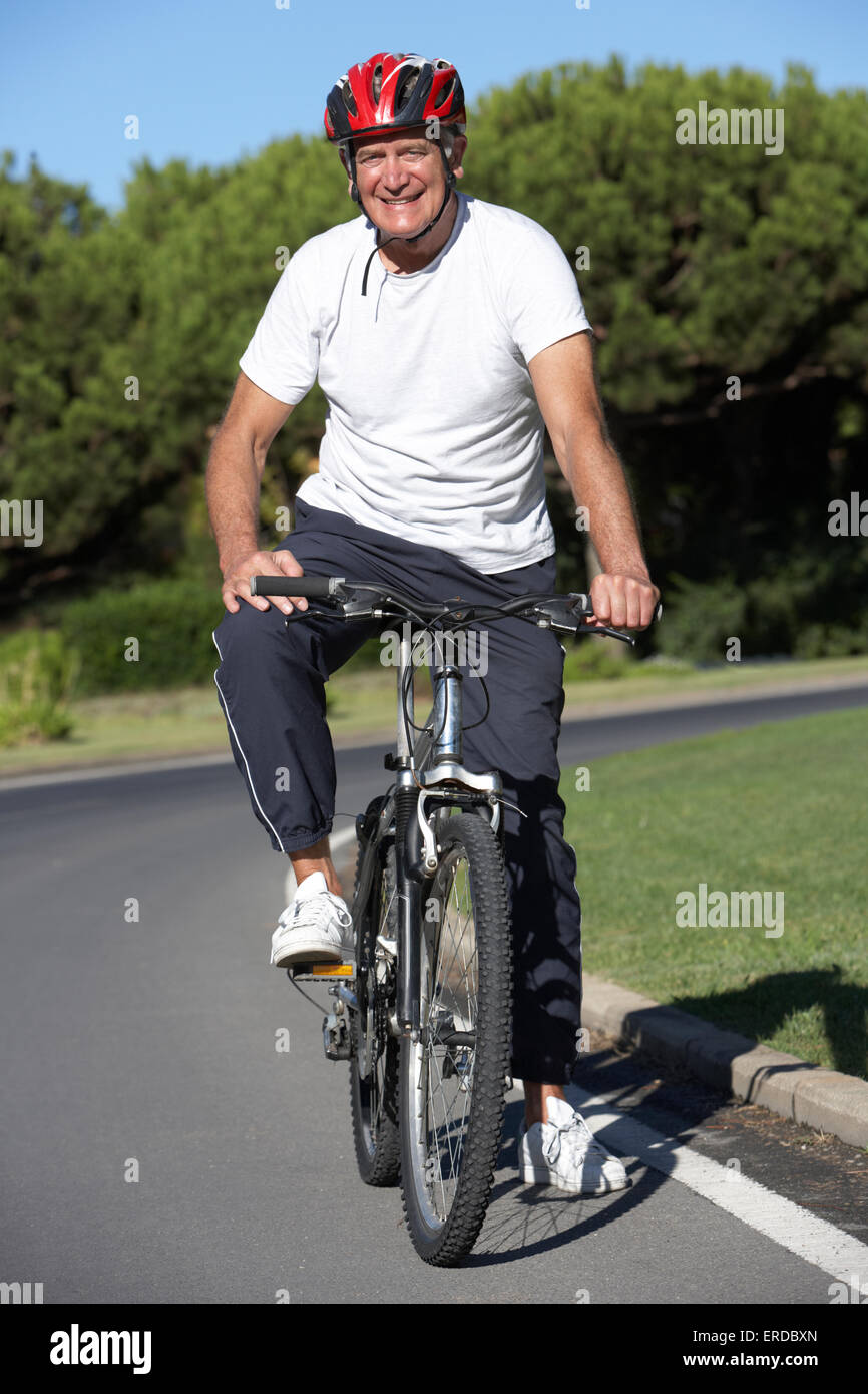 Senior uomo sul tragitto in bicicletta Foto Stock