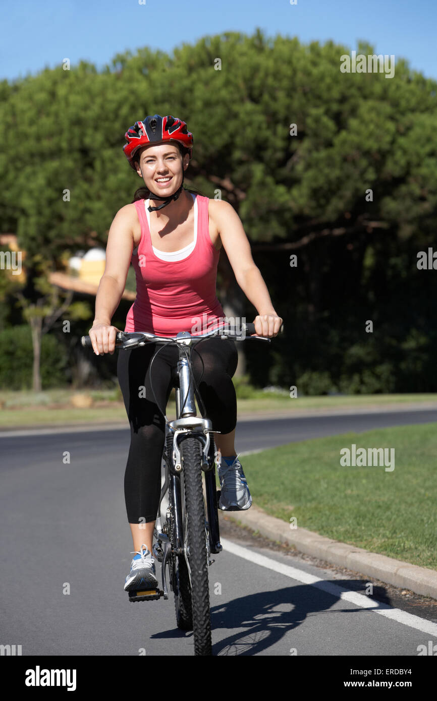 Donna sul tragitto in bicicletta Foto Stock