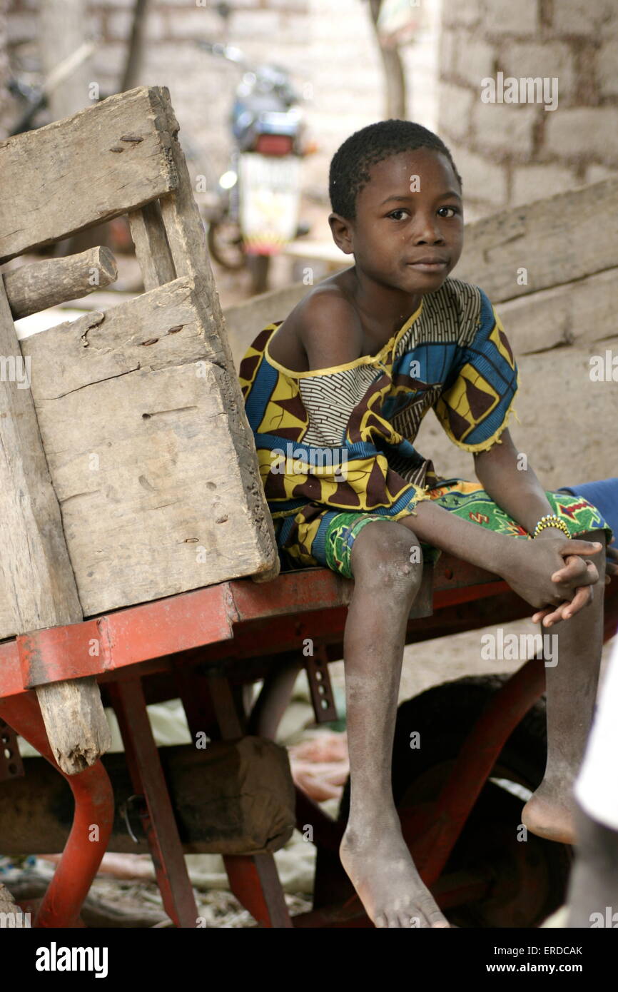 Ragazza seduta sul carro, abito tradizionale, Kagnabougou, Distretto di Orodara, Burkina Faso Foto Stock