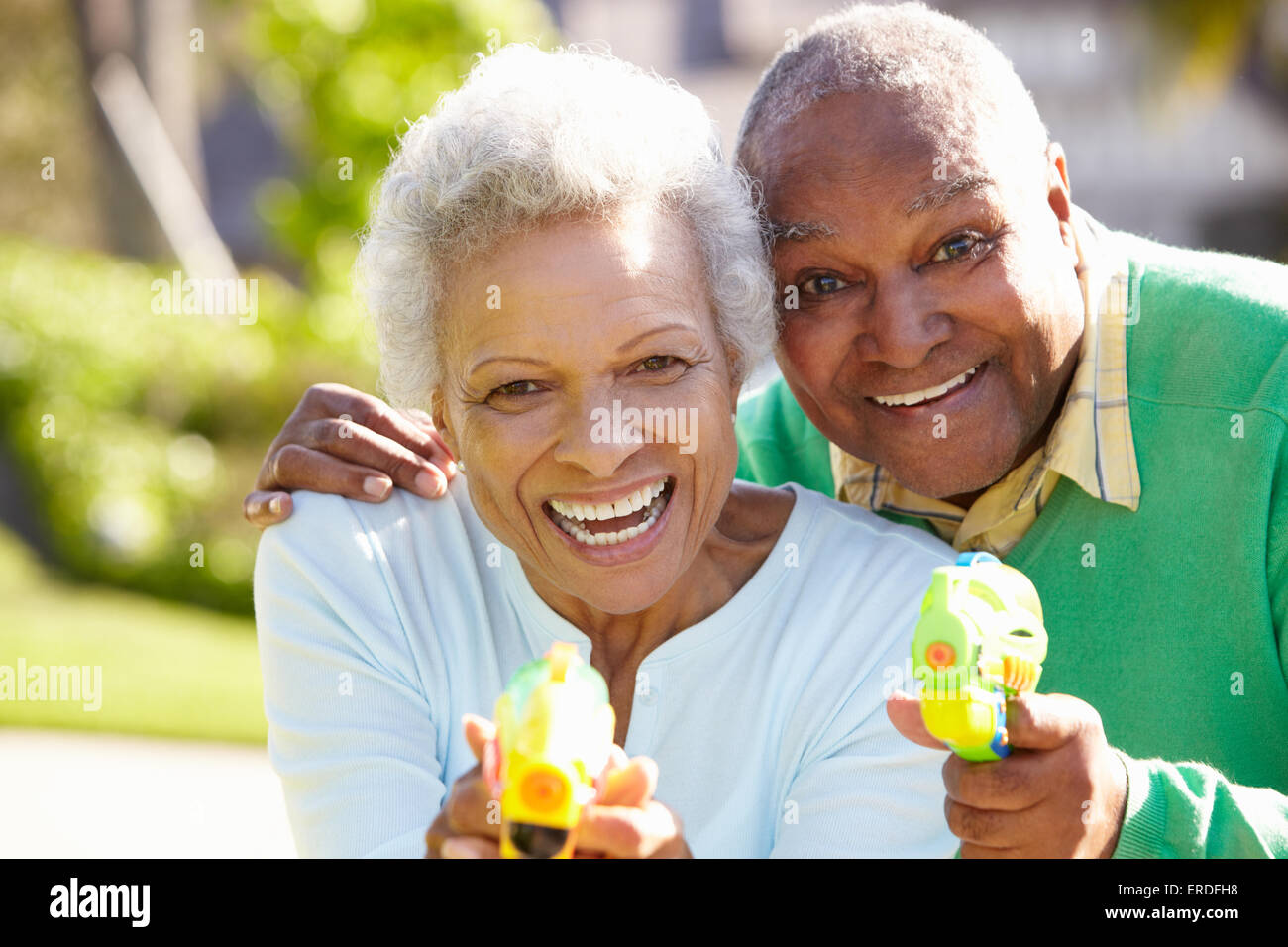 Coppia senior tiro pistole ad acqua Foto Stock