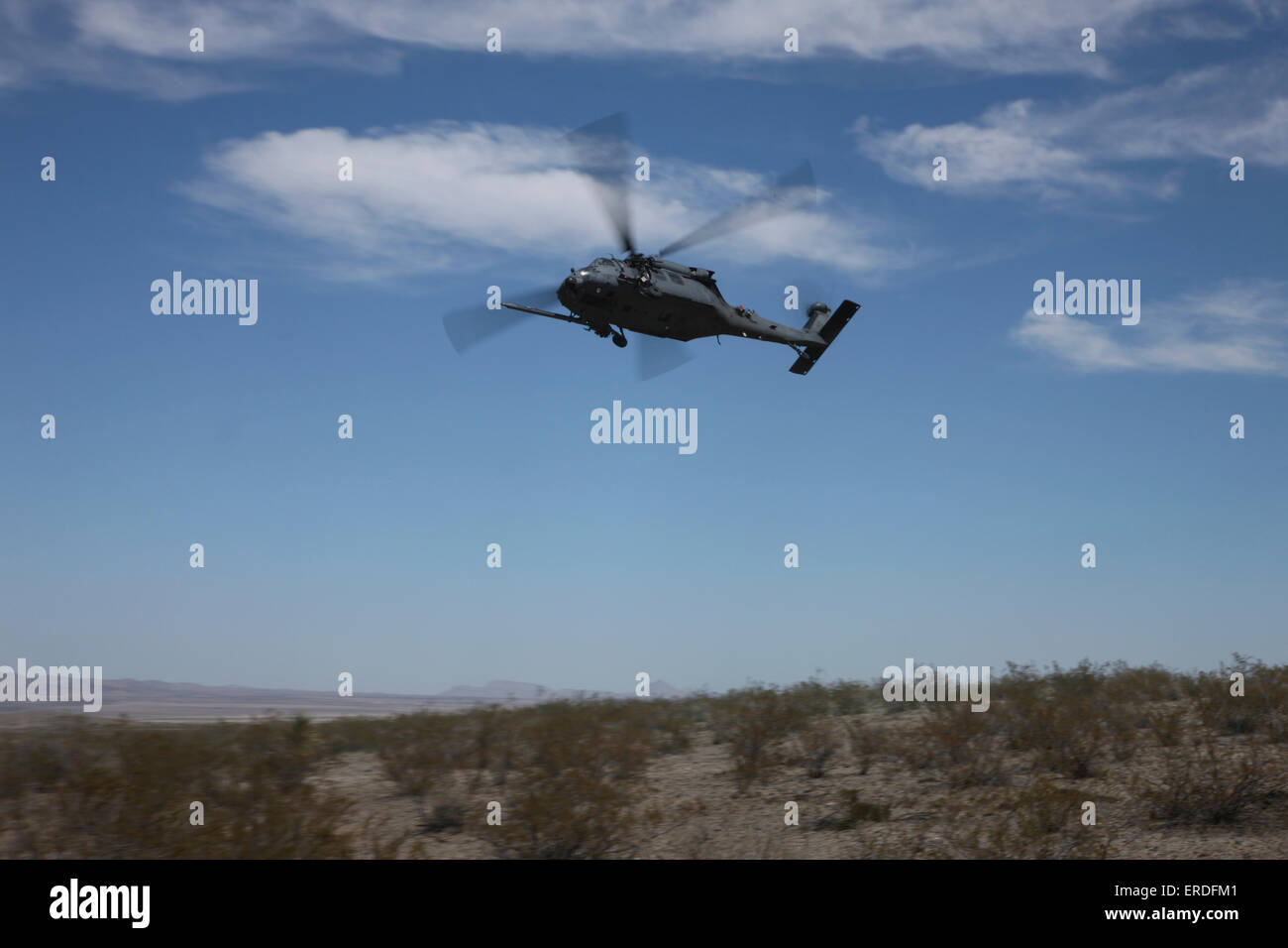 Stati Uniti Aria Foce HH-60G Pave Hawk si prepara a goccia di alcuni pararescuemen durante l'esercizio Angelo Thunder 2013 in Tucson, Arizona. Foto Stock