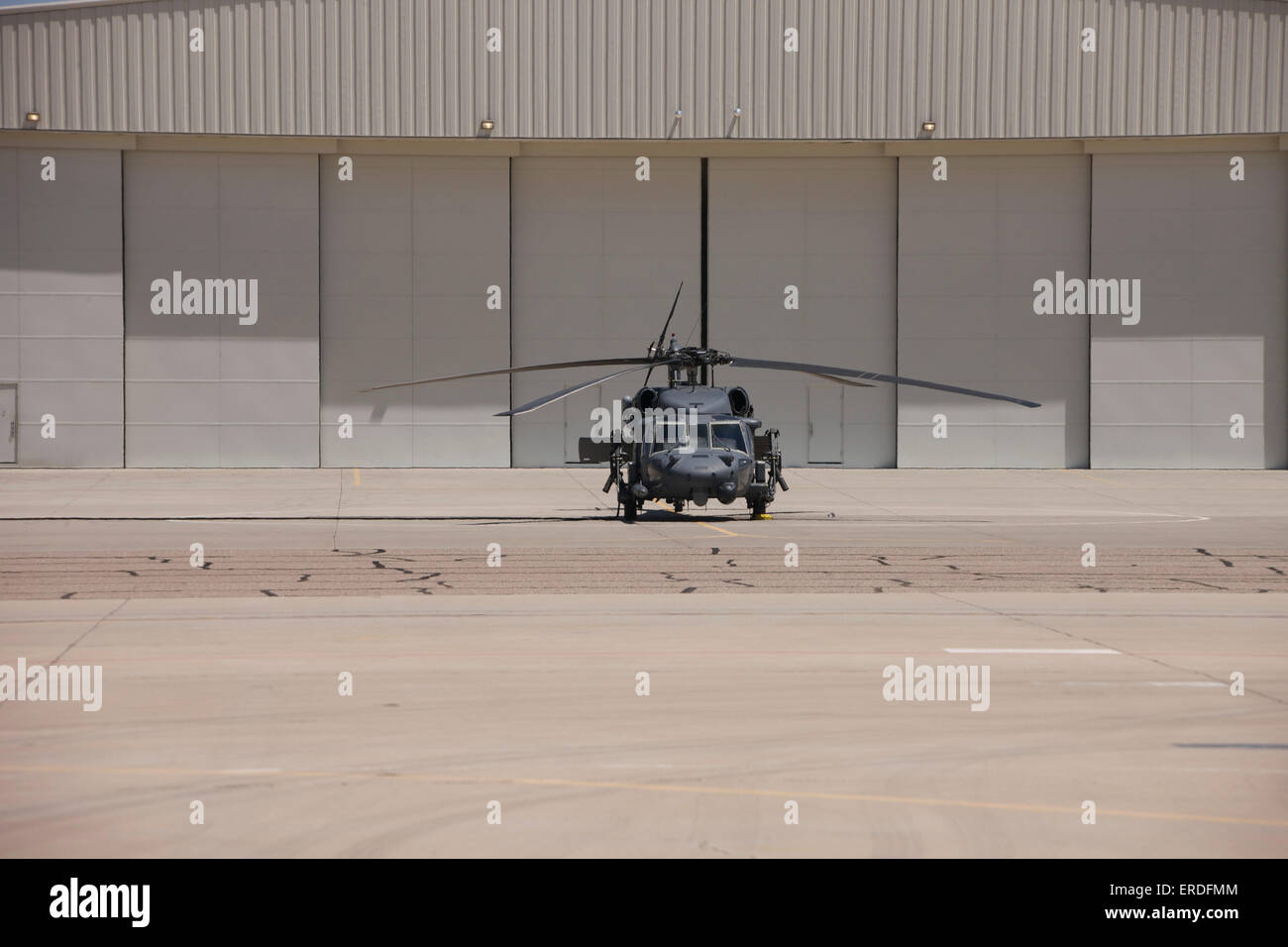 Un lone UH-60 Black Hawk elicottero parcheggiato di fronte ad un appendiabiti a Davis-Monthan Air Force Base in Arizona. Foto Stock