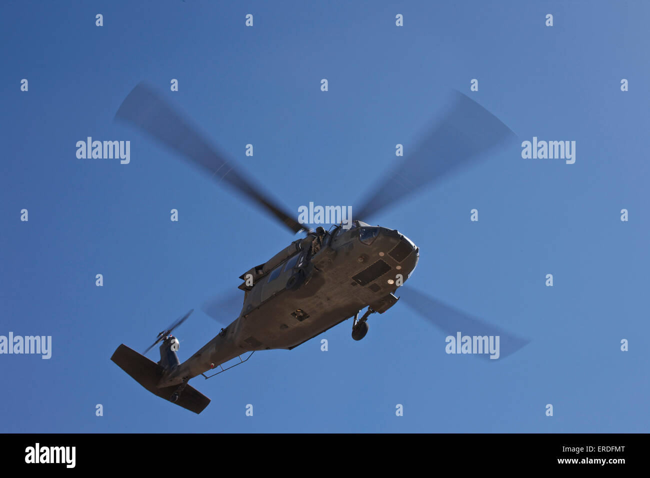 UH-60 Black Hawk elicottero vola overhead dopo la caduta dei suoi passeggeri a Playas Area Formazione, Nuovo Messico durante l'esercizio Ang Foto Stock