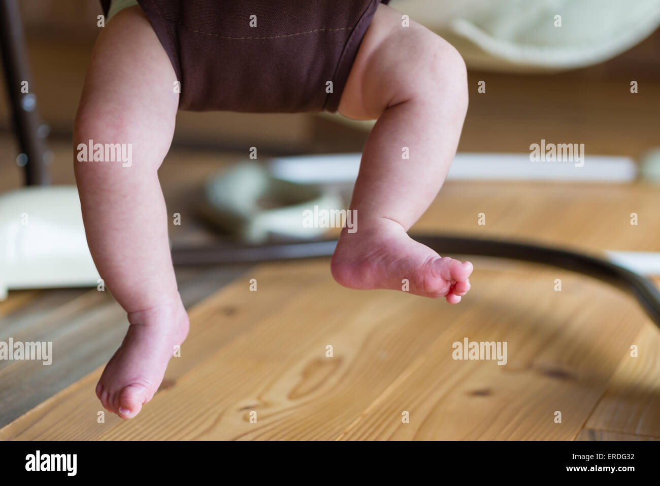 I piedi e le gambe di un bambino gioca in un ponticello. Foto Stock