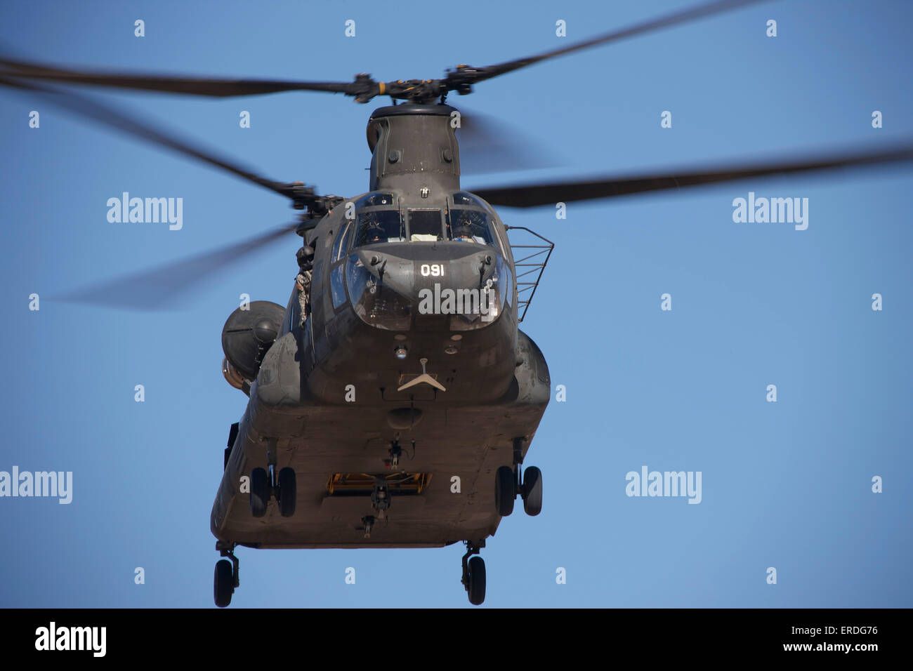 CH-47 Chinook vola sopra la Playas Area Formazione, Nuovo Messico durante l'esercizio Angelo Thunder 2013. Foto Stock