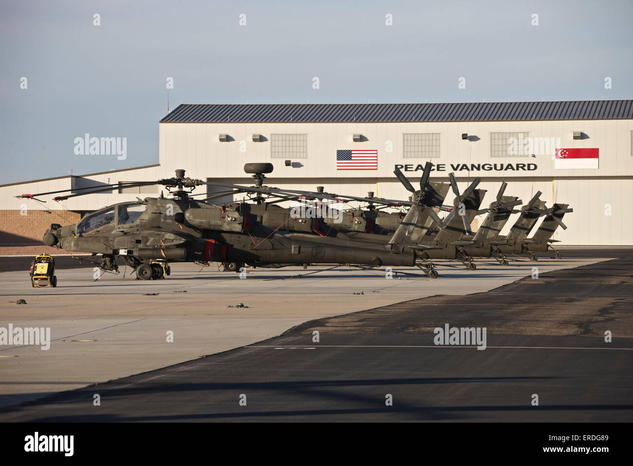 Repubblica di Singapore Air Force AH-64D Longbow Apache elicotteri al Pinal Airpark, Arizona Foto Stock