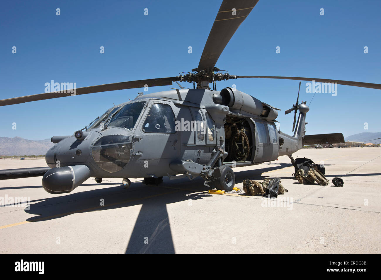 HH-60G Pave Hawk con apparecchiature pararescuemen a Davis-Monthan Air Force Base durante l'esercizio Angelo Thunder 2013. Foto Stock
