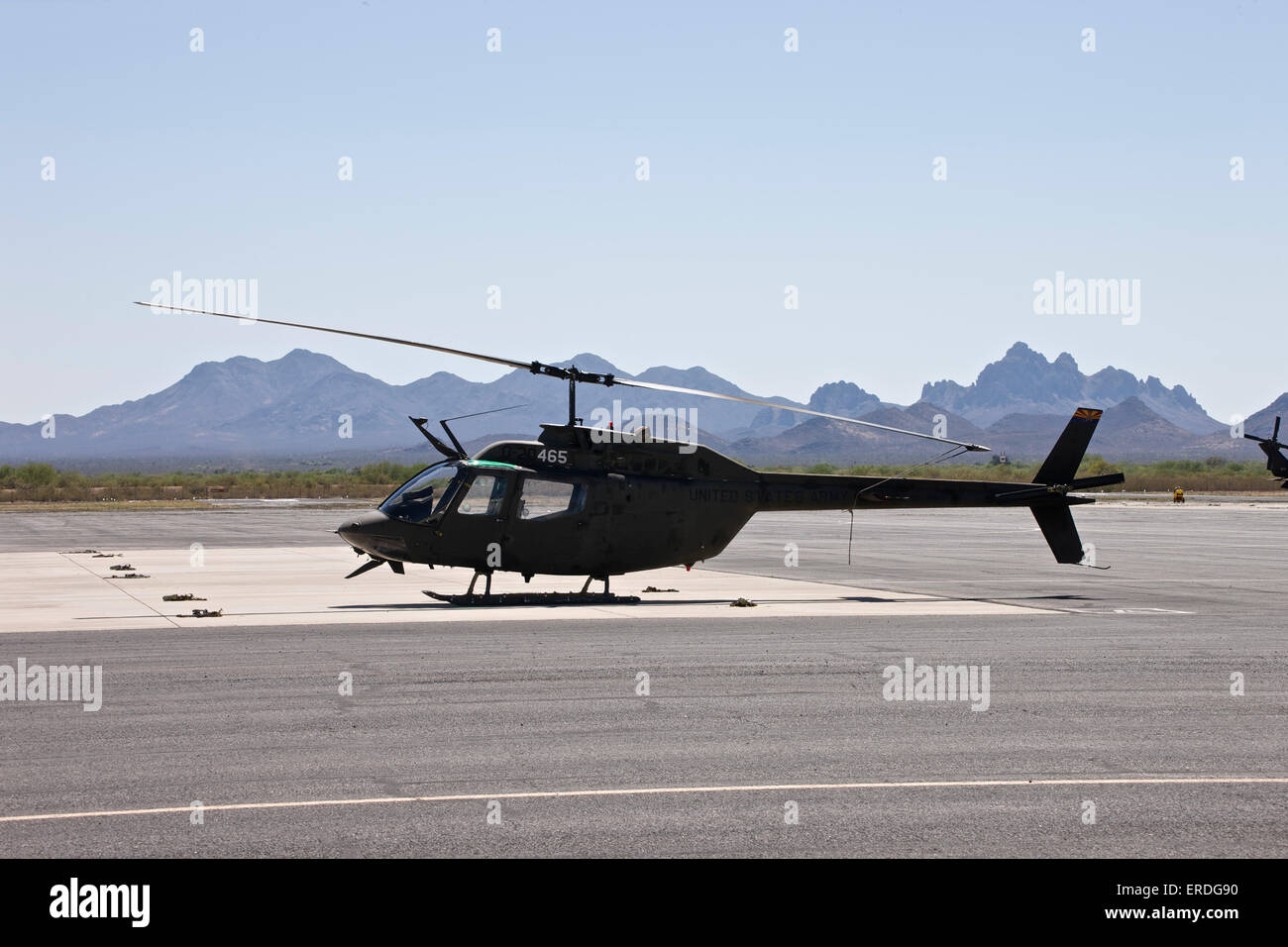 Un OH-58 Kiowa elicottero dell'U.S. Esercito su asfalto a Pinal Airpark, Arizona. Foto Stock
