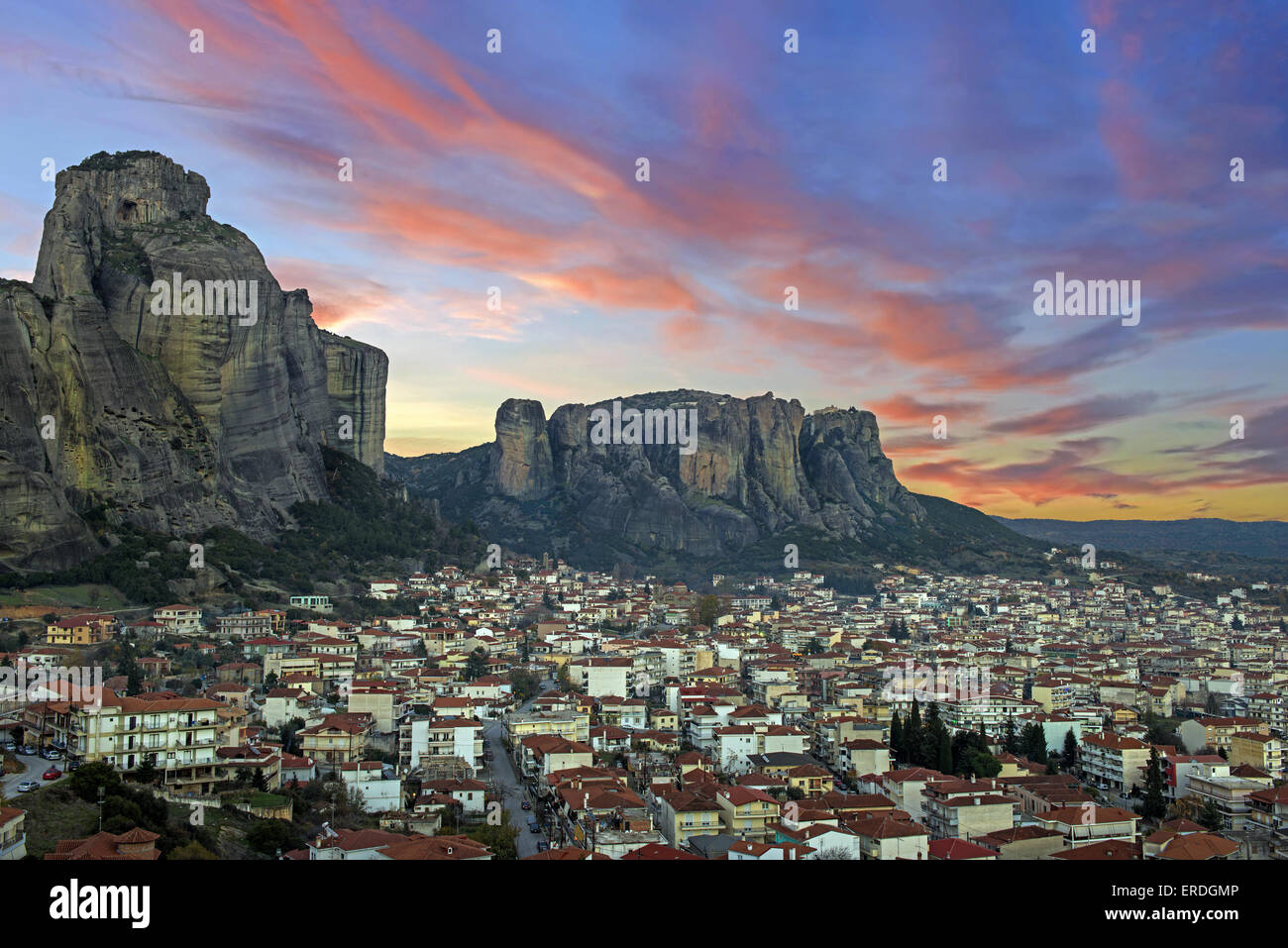 Tramonto a Kalampaka città situata ai piedi delle rocce di Meteora in Tessaglia, Grecia centrale Foto Stock