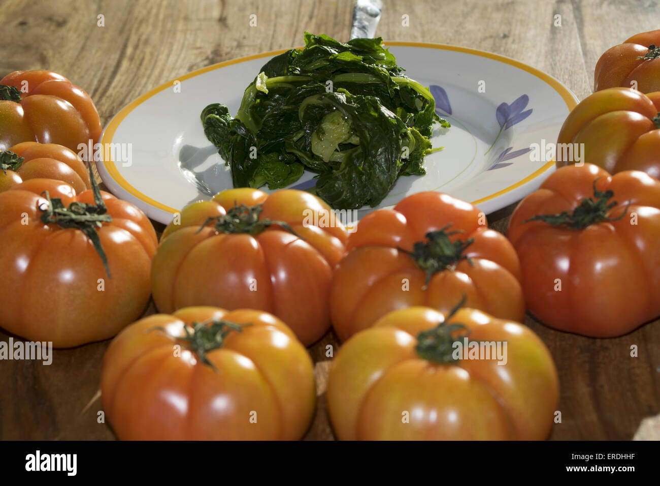 Rossi freschi pomodori e vegetali per una sana e gustosa la nutrizione Foto Stock