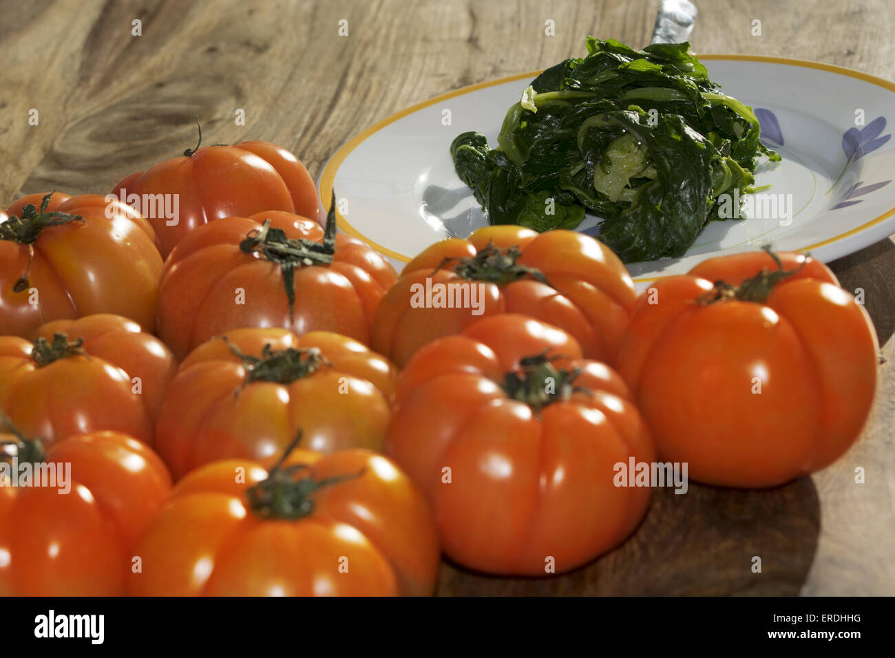 Rossi freschi pomodori e vegetali per una sana e gustosa la nutrizione Foto Stock