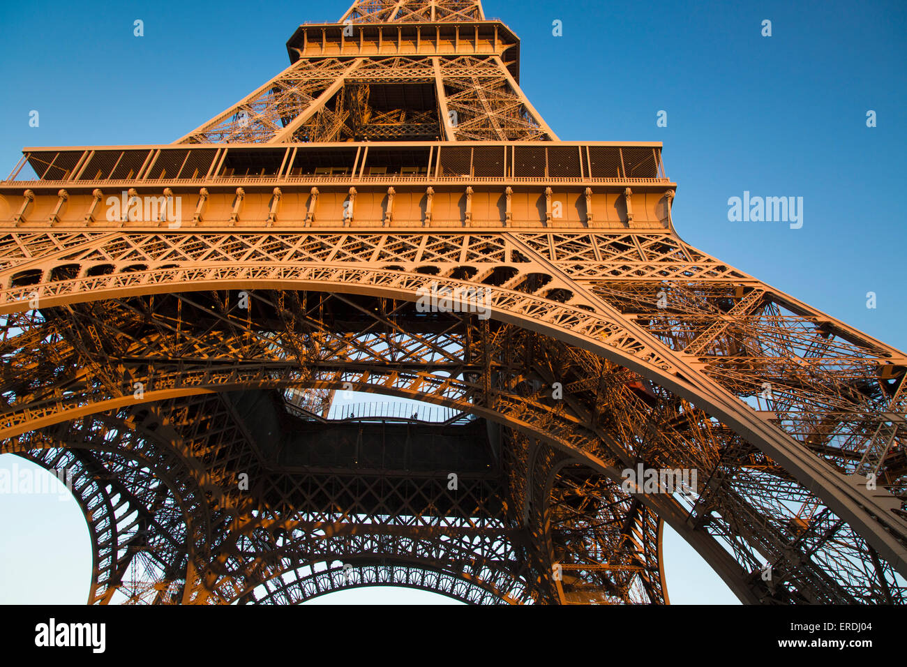 Bagliore del tramonto sulla Torre Eiffel, Parigi, Francia Foto Stock