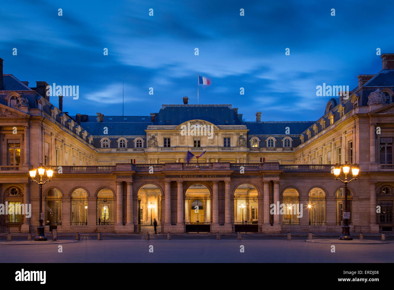Twilight al di fuori del Palais Royal, Paris, Francia Foto Stock