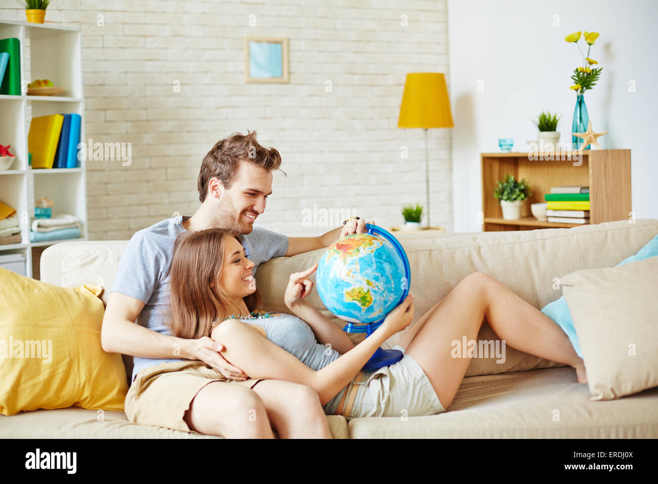 Coppia felice con globo scegliendo il luogo di riposo estivo Foto Stock