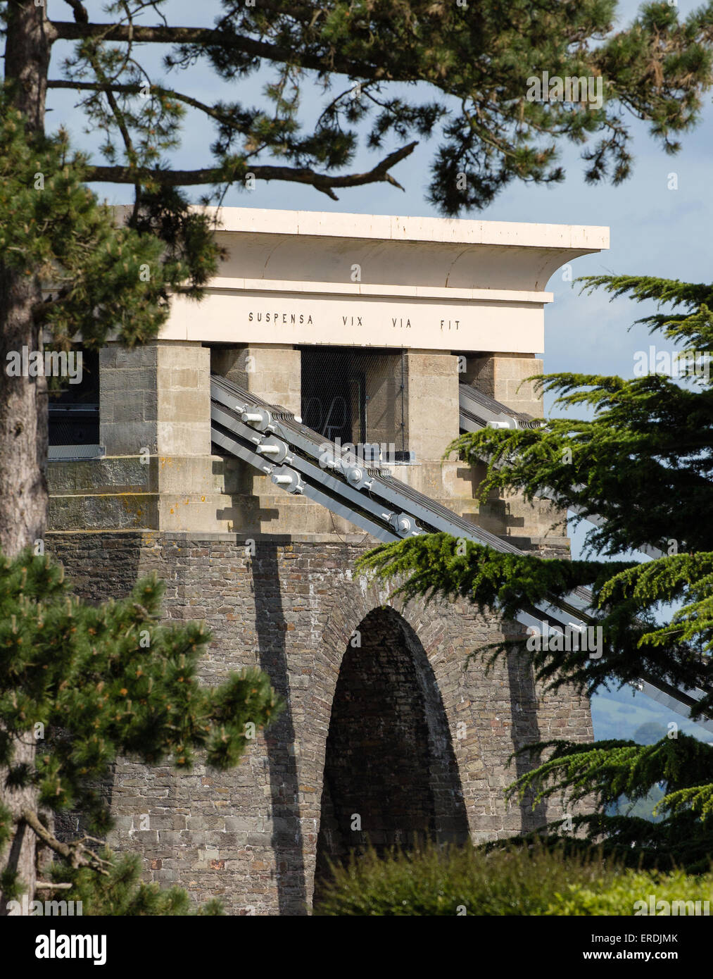 In stile egiziano west traliccio di supporto del ponte sospeso di Clifton visto attraverso gli alberi di pino Foto Stock
