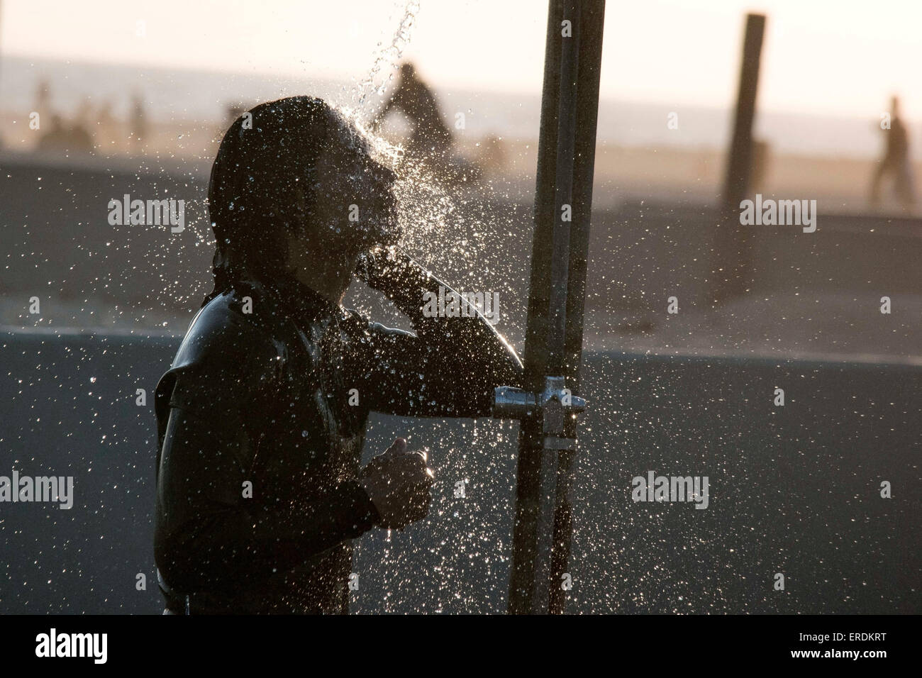 Venezia, CA, Stati Uniti d'America. Il 1 giugno, 2015. Un uomo utilizza un pubblico zona doccia dopo la navigazione presso la spiaggia di Venezia. Nuova acqua obbligatorio restrizioni entrò in vigore in tutta la California il lunedì con Gov. Jerry Brown's ordine esecutivo che richiedono statewide risparmi a una media del 25 percento. © Jonathan Alcorn/ZUMA filo/Alamy Live News Foto Stock