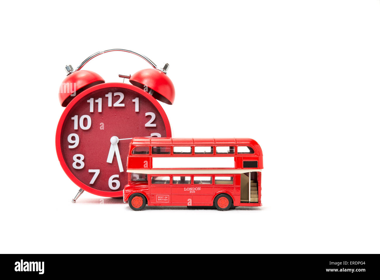 Un retrò orologio sveglia con un bus rosso Foto Stock