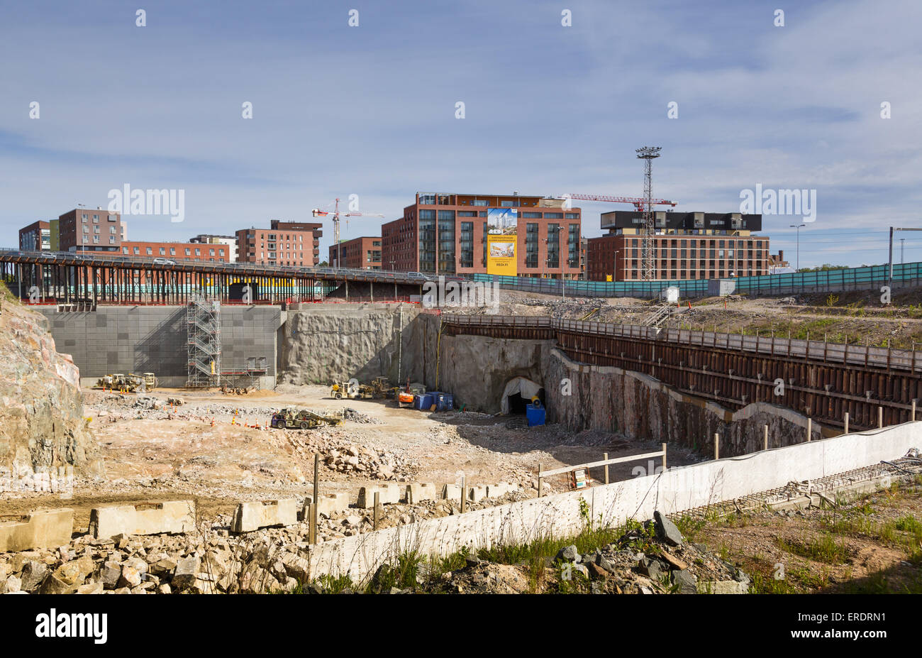 Nuovo Kalasatama zona residenziale in costruzione a Helsinki si estende anche verso il basso nella roccia di granito. Foto Stock