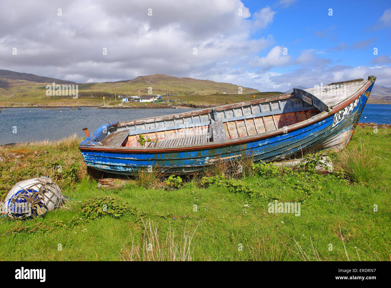 Vecchia barca sull'Isola di Ulva con il suono dell' Ulva e l'Isle of Mull in background. Foto Stock