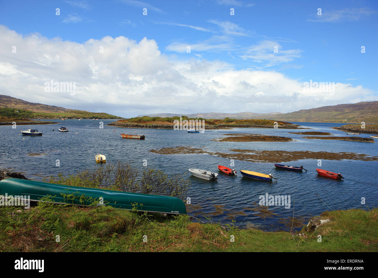 Piccole barche colorate sul suono di Ulva tra l'Isle of Mull a destra dell'immagine e di Ulva sulla sinistra in Scozia Foto Stock