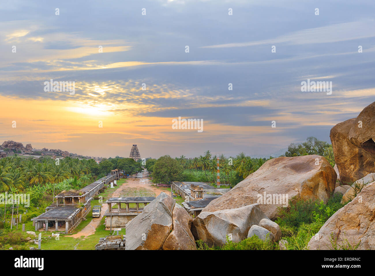 Antica città indiana rovine durante l incredibile tramonto vividi. Panoramica di copertura orizzontale formato Foto Stock