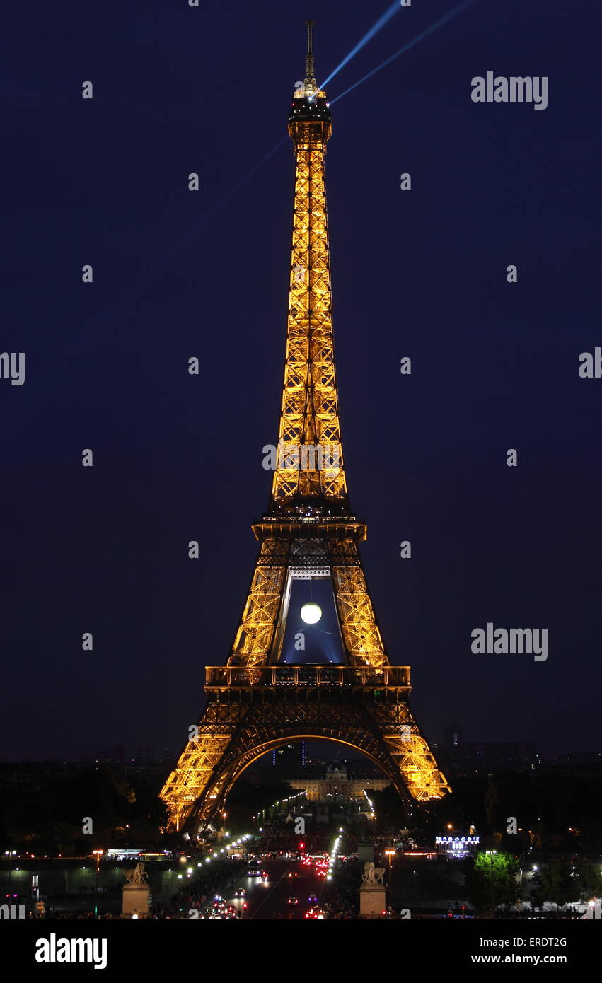 Torre Eiffel, simbolo di Parigi di notte. Francia Foto Stock