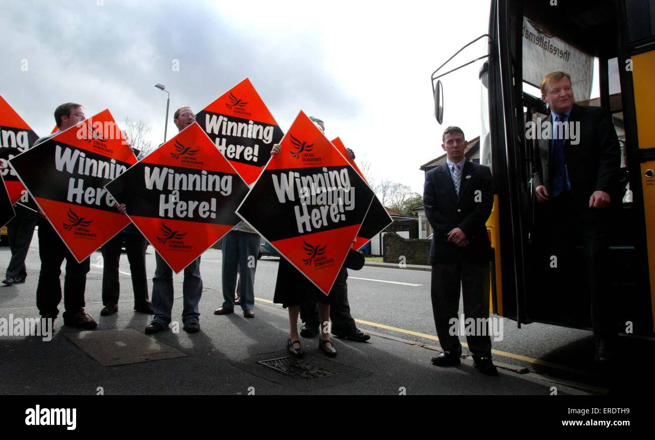 Charles Kennedy scendere il suo bus di battaglia Orpington, Gran Bretagna 20 Mar 2005 Foto Stock