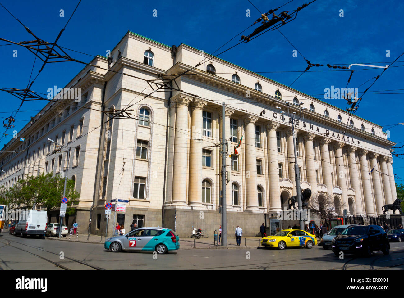 Traffico, davanti al Palazzo di Giustizia, Vitosha main street, centro di Sofia, Bulgaria, Europa Foto Stock