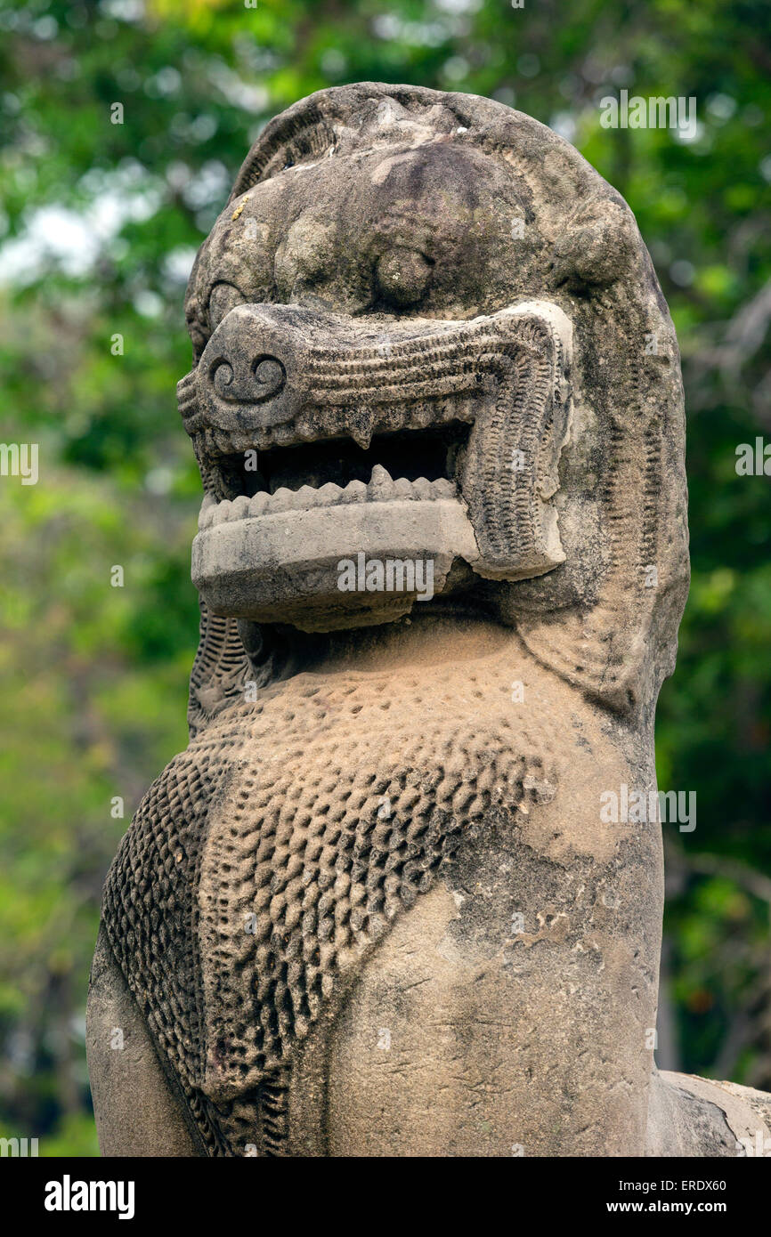 Naga ponte all'ingresso sud, lion statua di pietra arenaria, Phimai parco storico, Korat, Nakhon Ratchasima Provincia Foto Stock