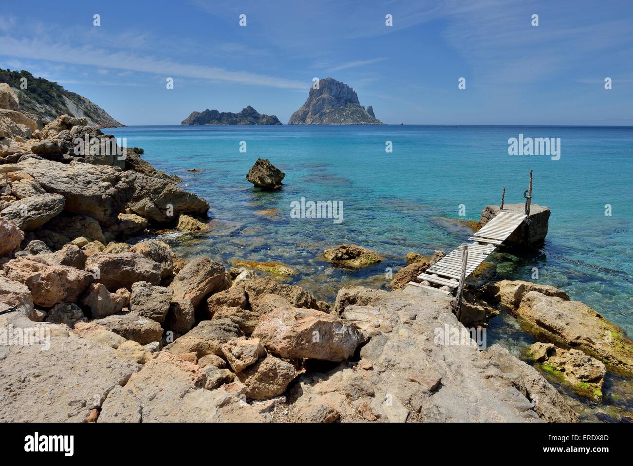 Molo vicino alla spiaggia di Cala d'Hort, a Sant Josep de sa Talaia, Ibiza, Isole Baleari, Spagna Foto Stock