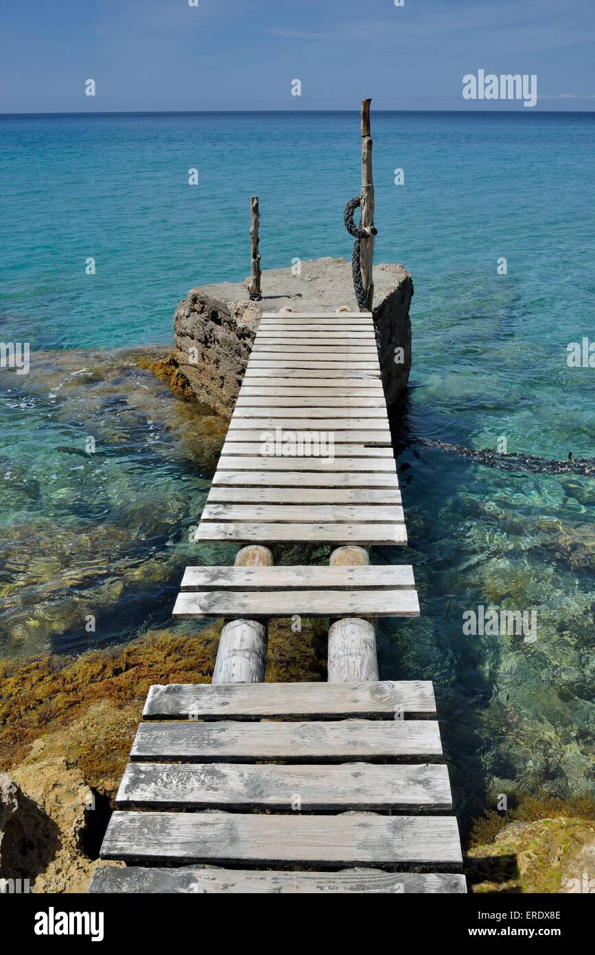 Molo vicino alla spiaggia di Cala d'Hort, a Sant Josep de sa Talaia, Ibiza, Isole Baleari, Spagna Foto Stock