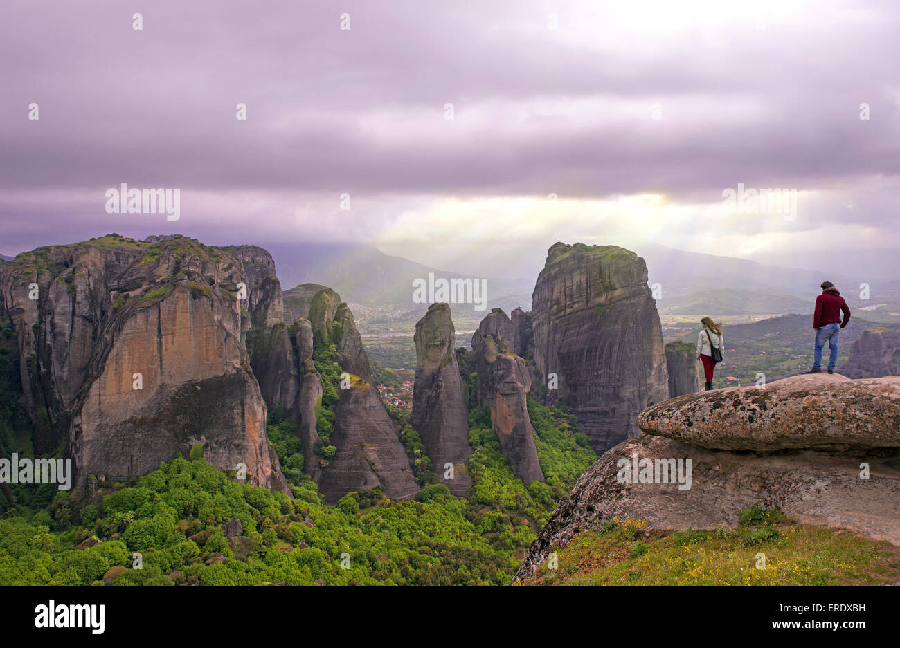 Vista mozzafiato di Meteora gigantesche rocce, un fenomeno geologico rinomata in tutto il mondo nel distretto di Tessaglia, Grecia Foto Stock