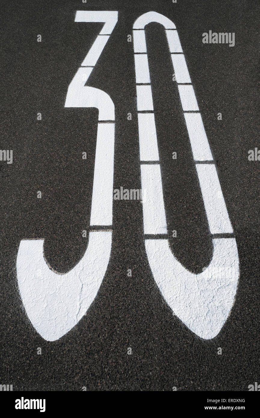 Velocità limite di firmare 30 km/h su una strada asfaltata, Germania Foto Stock