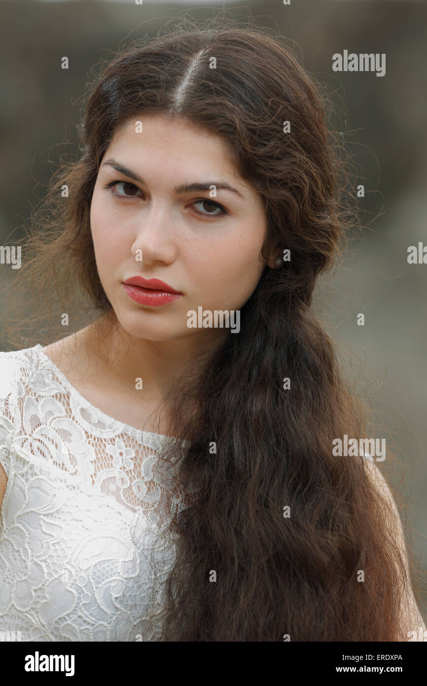 Giovane donna con capelli lunghi marrone Foto Stock