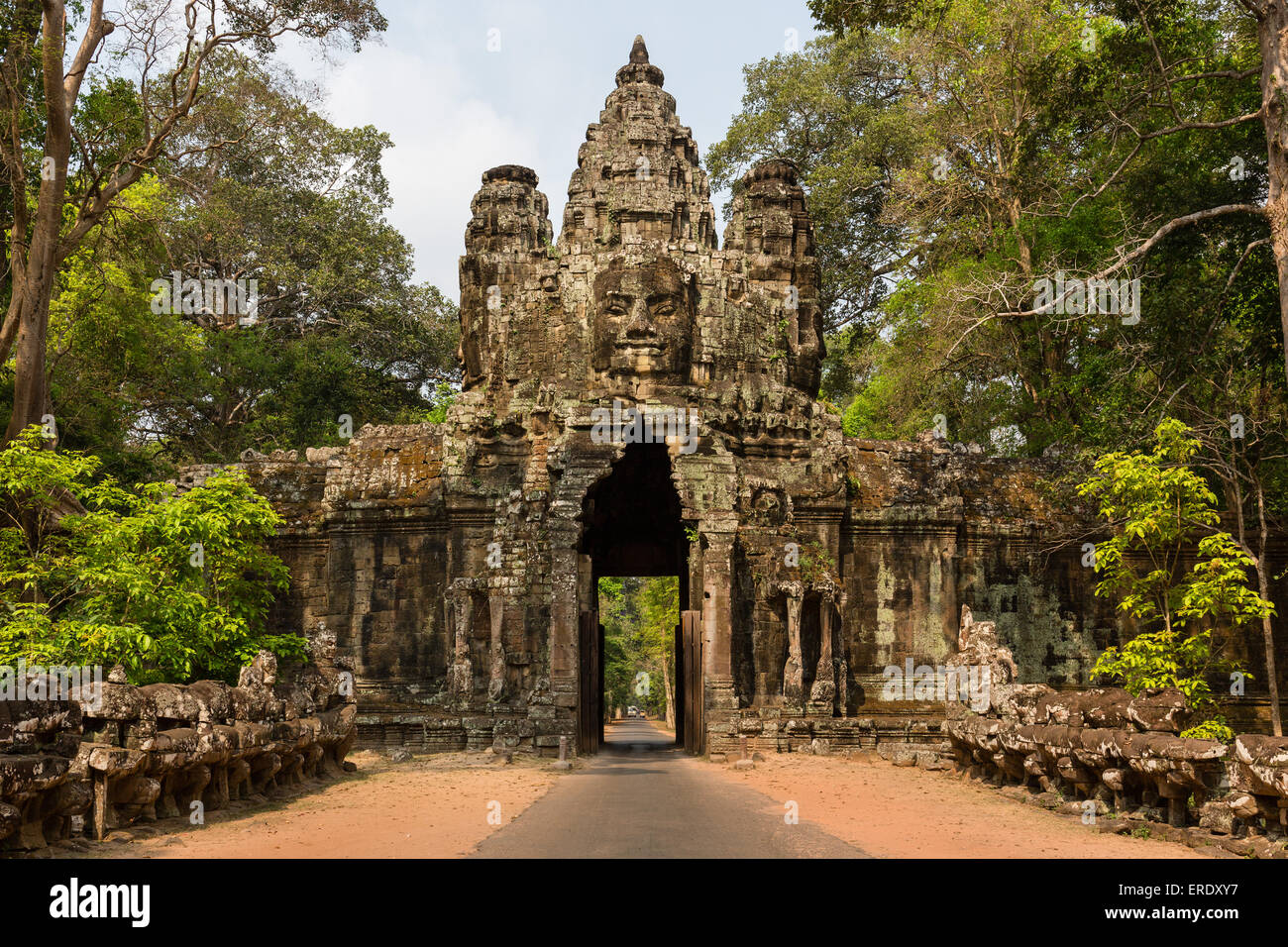 Porta Vittoria a est di Angkor Thom, Avalokiteshvara faccia tower, Asura e Deva statue, demoni balaustra sul ponte Foto Stock