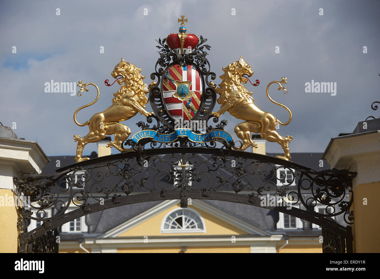 Famiglia Cresta al di sopra del portale, ex residenza dei conti e dei principi di Wied, Neuwied, Renania-Palatinato, Germania Foto Stock